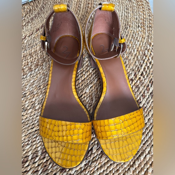 Edit 27 Naturalizer Mustard Yellow Croc-Embossed Women Sandals Size 9M - Picture 1 of 5